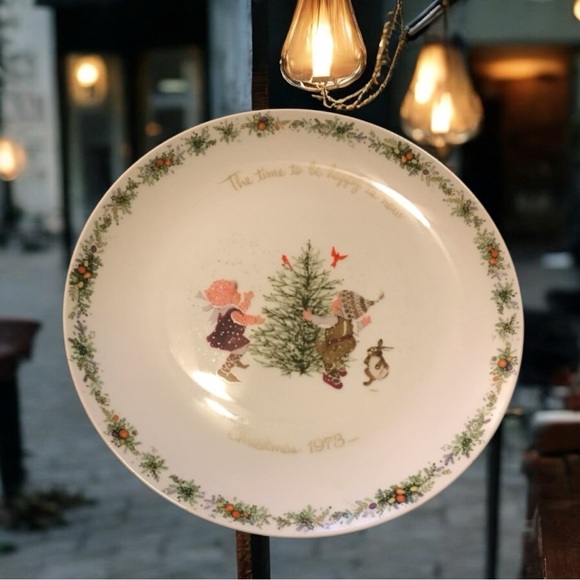 Vintage 1973 Holly Hobby  Christmas Commemorative Edition - Picture 1 of 10